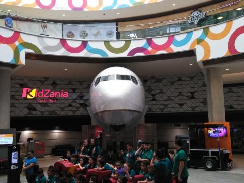 Mall Oxigeno Kids Area with a group of school children getting ready to take a group photo.