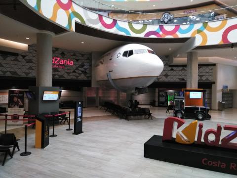 Mall Oxigeno Kids Area with the airplane.